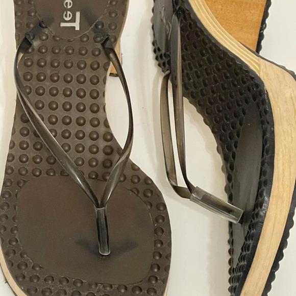On Your Feet  6.5 Wood Textured Rubber Block Heel Thong Sandals size 6.5 - Picture 10 of 16